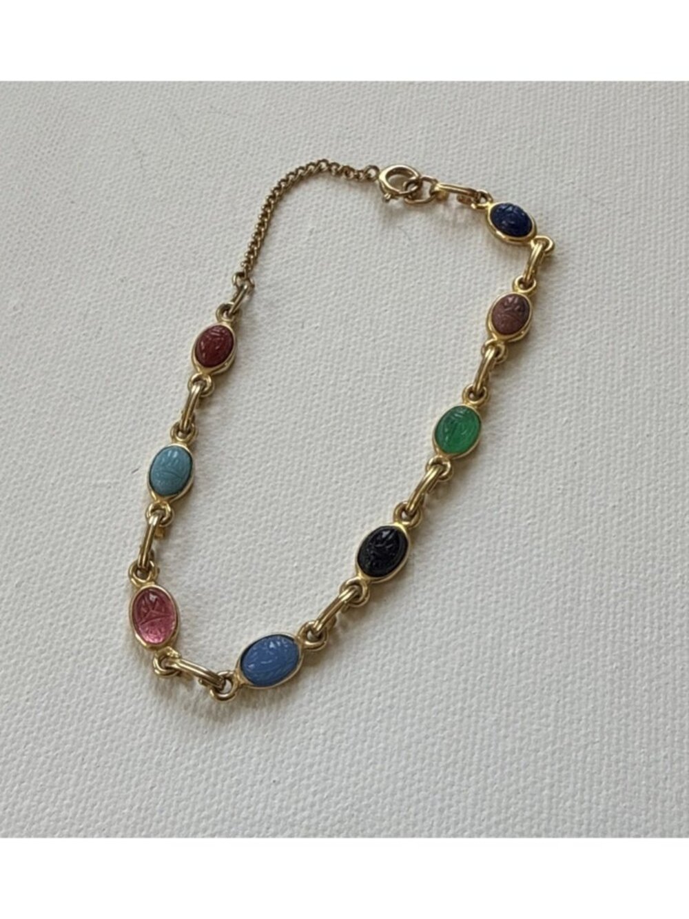 Vintage Egyptian Revival 8 Carved Glass Scarab Stone 8.5” Bracelet Gold Tone